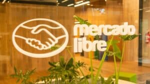Mercado Libre emplea tecnologías como inteligencia artificial (IA) y machine learning (ML) para combatir irregularidades en su plataforma.