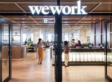 WeWork, empresa que revolucionó el ecosistema de las oficinas tradicionales, se encuentra ahora a un paso de declararse en la bancarrota. 